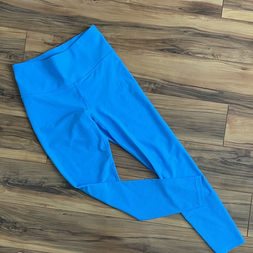 Athleta women’s perforated leggings size S bright blue never worn